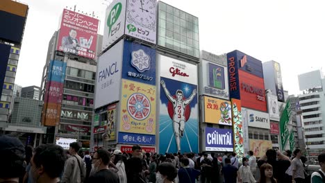 Überfülltes-Gedränge-Auf-Der-Dotonbori-Brücke-In-Osaka-Während-Des-Tages-Mit-Touristen,-Die-Fotos-Von-Glico-Man-Machen