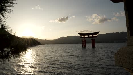 Szenische-Sonnenuntergangslandschaftsaufnahme-Des-Itsukushima-Schreins-Im-Wasser-In-Zeitlupe