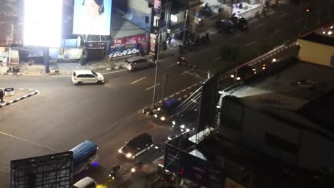 Tráfico-De-Vehículos-En-Las-Carreteras-De-La-Ciudad-De-Semarang-Por-La-Noche,-Java-Central,-Indonesia