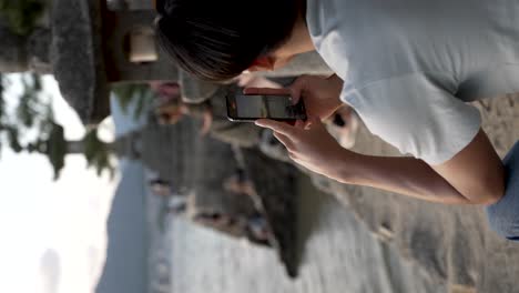Männlicher-Tourist,-Der-Den-Sonnenuntergang-Auf-Dem-Smartphone-In-Itsukushima-Aufzeichnet