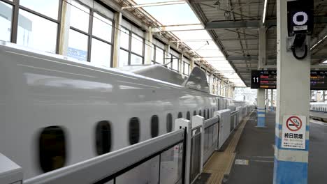 Shinkansen-Hochgeschwindigkeitszug-Der-N700-Serie,-Abfahrtsplattform-Am-Bahnhof-In-Japan
