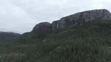 Hildremsvatnet,-Kreis-Trondelag,-Norwegen-–-Eine-Malerische-Szene-Entfaltet-Sich,-Während-Eine-Bergkette-Von-üppigem-Grün-Umarmt-Wird-–-Luftschwenk