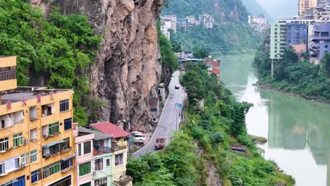 Toma-Aérea-De-Un-Dron-De-Una-Carretera-Junto-Al-Río-En-La-Ciudad-De-Yanjin,-En-La-Provincia-De-Yunnan.