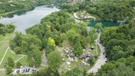 Panorama-Antenne-Nach-Oben-Geneigt,-Mittelalterliche-Wassermühlen-Von-Jajce-In-Bosnien-Und-Herzegowina