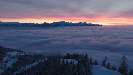 Nubes-Y-Niebla-Sobre-El-Lago-De-Ginebra-Durante-El-Atardecer-De-Invierno-Cerca-De-Les-Avants,-Vaud,-Suiza