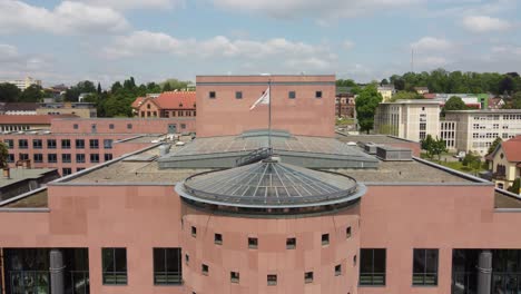 Nachhaltiges-Gebäude-Des-Pfalztheaters-Mit-Energie-Aus-Sonnenkollektoren-Auf-Dem-Dach