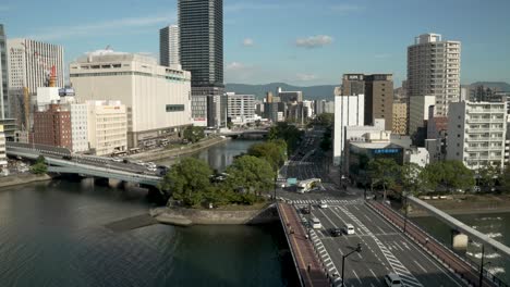 Blick-Auf-Die-Kamiyanagi-Brücke-In-Hiroshima-Mit-Wenig-Verkehr,-Der-An-Einem-Sonnigen-Tag-Im-Oktober-2023-Darüber-Fährt