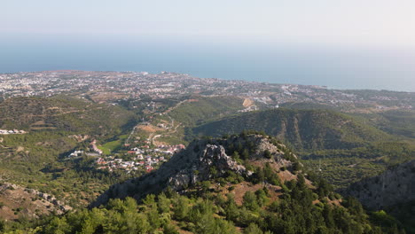 Colinas-Verdes-Que-Rodean-Una-Ciudad-En-Chipre