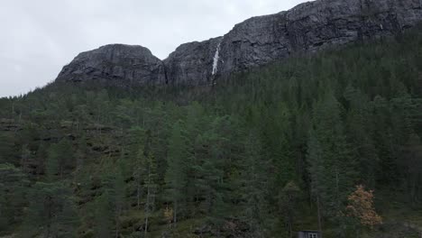 Hildremsvatnet,-Kreis-Trondelag,-Norwegen-–-Eine-Malerische-Szene-Mit-Bäumen-Vor-Dem-Hintergrund-Einer-Fernen-Bergkette-–-Drohne-Fliegt-Vorwärts
