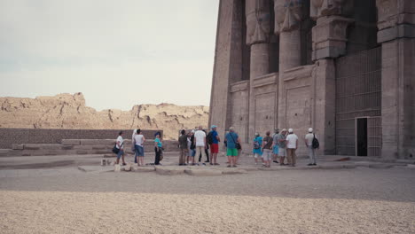 Turistas-En-El-Templo-De-Hathor-En-Dendera,-Egipto.