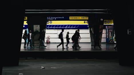 Silhouetten-Von-Passagieren-Am-Bahnhof-Garibaldi-In-Neapel,-Italien