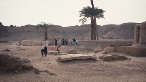 Touristen-Am-Hathor-Tempel-In-Dendera,-Ägypten