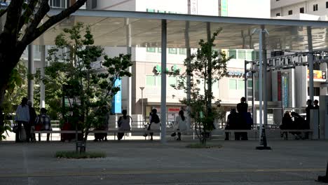 Los-Viajeros-Esperando-El-Tranvía-Fuera-De-La-Estación-De-Kumamoto-En-Un-Día-Soleado-Por-La-Tarde