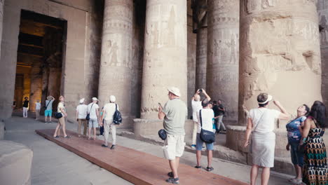 Turistas-En-El-Templo-De-Hathor-En-Dendera,-Egipto.