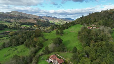 Spektakulärer-Mavic-3-Drohnenflug-über-Die-Asturischen-Landschaften-Am-Fuße-Der-Picos-De-Europa