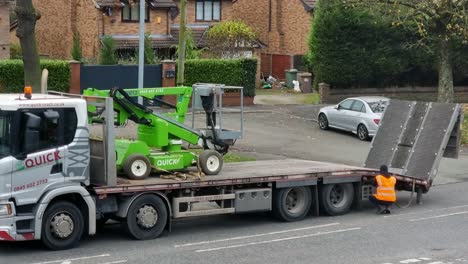 El-Hombre-Levanta-La-Rampa-De-Carga-En-El-Remolque-Del-Camión-Que-Transporta-El-Equipo-De-Recogida-De-Cerezas-Para-El-Transporte.