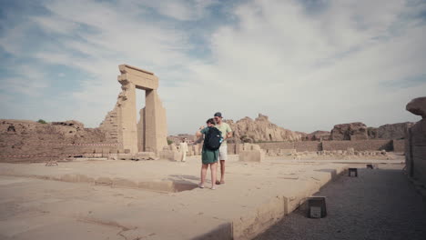 Turistas-En-El-Templo-De-Hathor-En-Dendera,-Egipto.