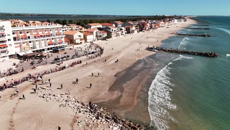 Feria-Costera-De-Palavas-les-flots-Con-Jinetes,-Francia.-Aéreo