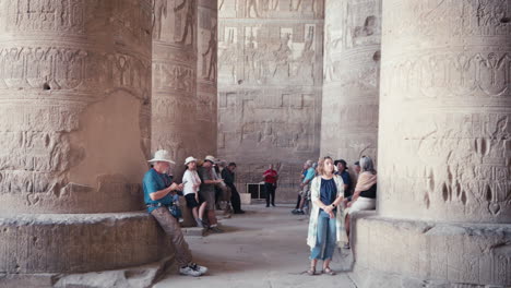 Touristen-Am-Hathor-Tempel-In-Dendera,-Ägypten