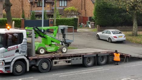 Hombre-Preparando-La-Rampa-De-Carga-En-El-Remolque-Del-Camión-De-Transporte-Con-Carga-Segura-Del-Recogedor-De-Cerezas