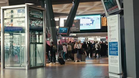 Terminal-Ocupada-En-La-Estación-Garibaldi,-Nápoles,-Italia