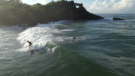 Luftdrohnenaufnahme-Eines-Männlichen-Kaukasischen-Surfers,-Der-An-Einem-Sonnigen-Morgen-Im-Süden-Sri-Lankas-Eine-Welle-Fängt-Und-Reitet,-Bevor-Er-Abstürzt