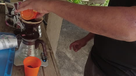 Zubereitung-Von-Frisch-Gebrühtem-Kaffee-Im-Hostel-Auf-Der-Kaffeeplantage-In-Nicaragua