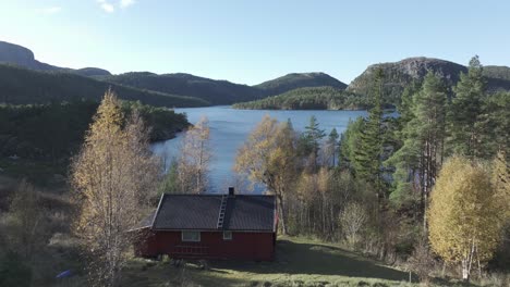 Idyllic-View-Of-A-House-Overlooking-Lake-Mountains-In-Hildremsvatnet,-Norway