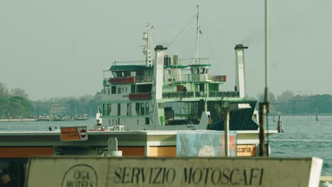 Eine-Fähre-Fährt-An-Venedig-Vorbei-Und-Rauch-Steigt-Aus-Den-Schornsteinen