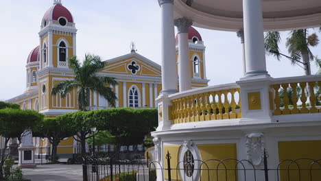 Yellow-Cathedral-from-rotunda-in-Central-Park-in-Granada,-Nicaragua