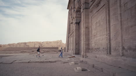 Turistas-En-El-Templo-De-Hathor-En-Dendera,-Egipto.