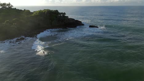 Luftdrohnenaufnahme-Eines-Männlichen-Surfers,-Der-An-Einem-Sonnigen-Morgen-In-Hiriketiya-Im-Süden-Sri-Lankas-Auf-Einer-Welle-Reitet-Und-Fällt
