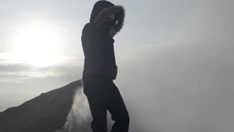 Silhouette-Eines-Touristen,-Der-Die-Neblige-Weite-Islands-Erkundet