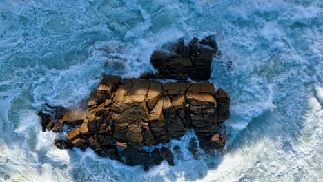 Meereslandschaft-Mit-Schaumigen-Wellen,-Die-Auf-Steinen-Krachen-–-Luftaufnahme