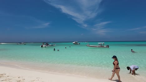 Strand-Der-Insel-Cayo-De-Agua-Mit-Menschen,-Die-Die-Sommerzeit-Genießen,-Türkisfarbenes-Meerwasser,-Schwenk-Nach-Rechts