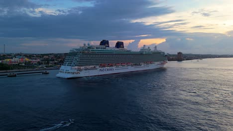 El-Ascenso-Panorámico-De-Gran-Angular-Revela-Un-Esquife-Y-Un-Crucero-Atracado-En-Un-Puerto-Del-Caribe