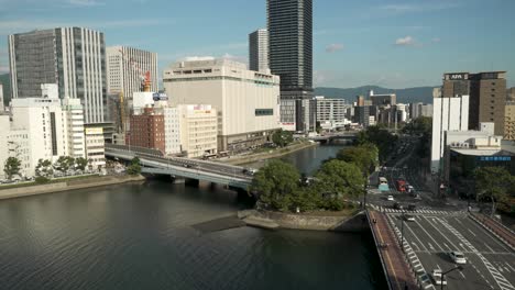 Vista-De-Los-Ríos-Kyobashi-Y-Enko-Con-El-Puente-Ekinishitakaka-Que-Lo-Cruza-Y-Los-Edificios-Del-Horizonte-De-Hiroshima-Al-Fondo