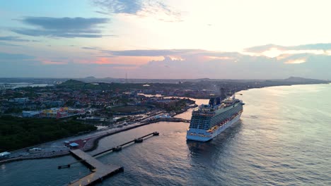 Visión-General-De-Gran-Angular-Del-Crucero-Atracado-En-La-Ciudad-Portuaria-Al-Atardecer-En-El-Caribe