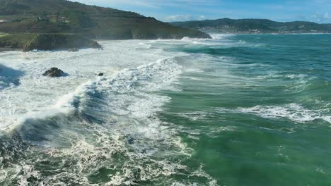 Waves-Rushing-On-Foamy-Seacoast-In-Valcobo-Beach-In-Arteixo,-La-Coruña,-Spain