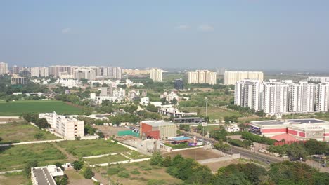 Vista-Aérea-De-La-Ciudad-De-Rajkot-La-Carretera-Kalavad-Se-Acerca-Y-Se-Están-Realizando-Trabajos-De-Construcción