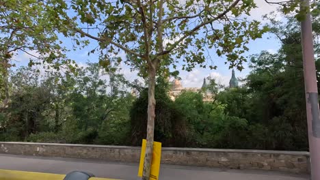 Punto-De-Vista-De-Los-Edificios-Durante-El-Recorrido-Por-La-Ciudad-De-Barcelona-En-Autobús,-España.