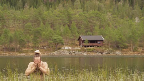 Hombre-Caucásico-Sin-Camisa-Bañándose-Sobre-Un-Lago-Tranquilo-En-La-Montaña-Del-Bosque