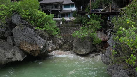 Agua-Golpeando-Rocas-En-Una-Playa-Aislada-En-El-Sur-De-Bali,-Indonesia