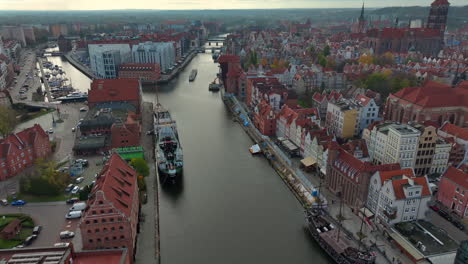Aerial-shot-of-drone-flying-above-Motlawa-river-and-old-town-of-Gdansk,-Poland