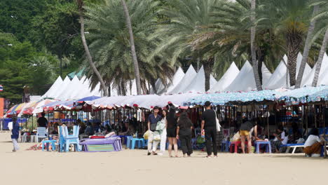 Einheimische-Und-Ausländische-Touristen-Spazieren-Am-Strand-Von-Pattaya-In-Der-Provinz-Chonburi-In-Thailand