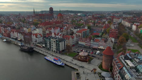 Drone-shot-of-old-town-in-Gdansk-with-Motlawa-river