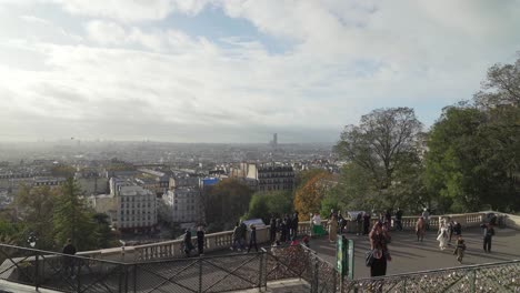 Vista-Panorámica-De-París-Cerca-De-La-Plaza-Louise-Michel-Con-Turistas-Tomando-Fotografías