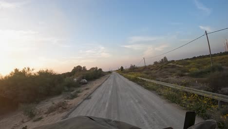Fahrendes-Armeefahrzeug-Im-Gazastreifen,-Verlassenes-Auto-An-Der-Straße