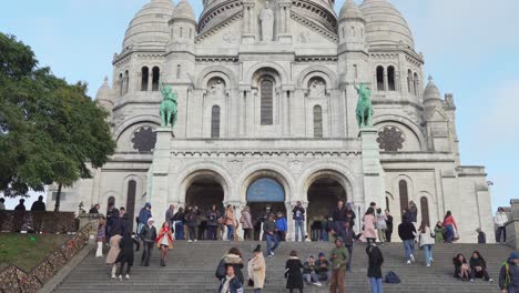 Die-Beeindruckende-Basilique-Du-Sacré-Coeur-Wurde-Zwischen-1873-Und-1924-Erbaut-Und-Ist-Dem-Heiligen-Herzen-Christi-Gewidmet