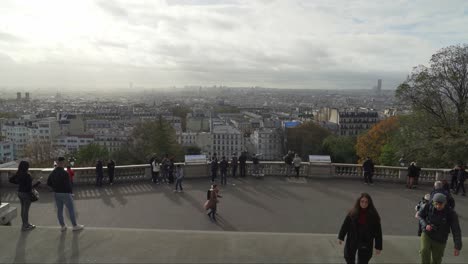 Vistas-Panorámicas-De-París-Cerca-De-La-Plaza-Louise-Michel-En-Otoño